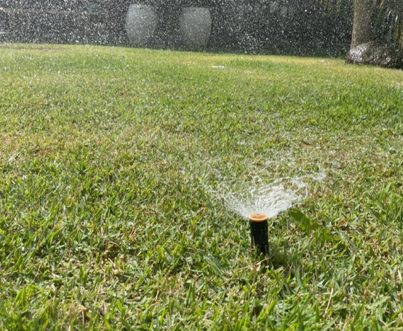 Técnico Pluvialle instalando sistema de irrigação em campo no Rio Grande do Sul